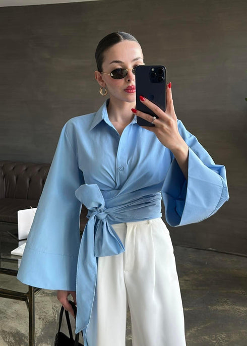 قميص قصير مربوط باللون الأزرق